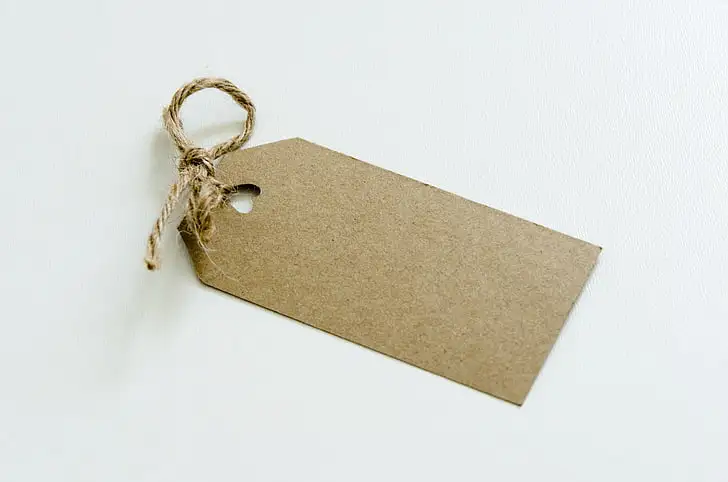 Uma etiqueta de papel marrom claro presa com um pedaço de corda de juta.